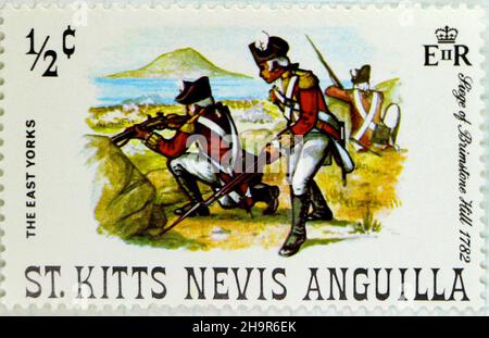 Foto einer Briefmarke aus St. Kitts Nevis Anguilla zur Erinnerung an die Belagerung des Brimstone Hill im Jahr 1782 mit einer Darstellung von Soldaten in Uniform Stockfoto