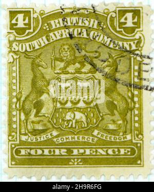 Foto eines grünen vier Pence British South Africa Company Briefmarke mit einem Wappen, das Gerechtigkeit und Handelsfreiheit angibt Stockfoto