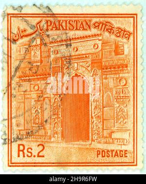 Foto einer orangen Briefmarke aus Pakistan mit einer Illustration des Chota Sona Masjid Tores an der Choto Sona Moschee in Bangladesch Stockfoto