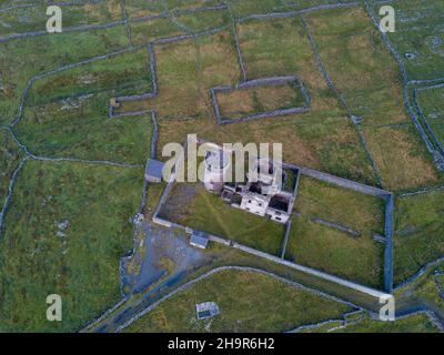 Alter Leuchtturm bei Dun Eochla, Rundfort, Steinburg, Luftaufnahme, Aran-Inseln, Inishmore (Inis Mor), County Galway, Irland Stockfoto