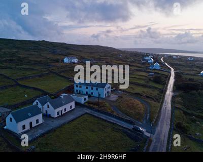 Dorf in Dun Eochla, Rundfort, Luftblick, Aran-Inseln, Inishmore (Inis Mor), County Galway, Irland Stockfoto