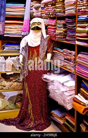 Traditionelle Kleidung mit Burka für Beduinenfrauen im Souq, Muscat-Mutrah, Muscat, Oman Stockfoto