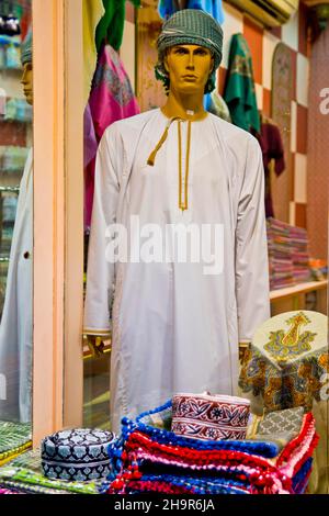 Traditionelle Kleidung im Souq mit Kopfbedeckung, Kaschmirtuch, Massar, Muscat-Mutrah, Muscat, Oman Stockfoto