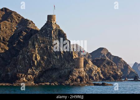 Küste bei Maskat mit Blick auf die Festung Al Jalali, Maskat, Oman Stockfoto