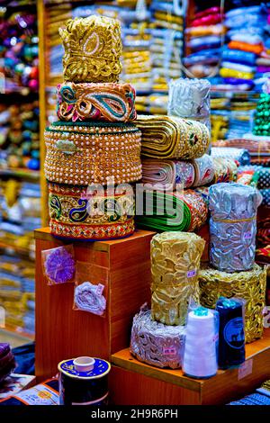 Bordüre und Stoffe im Souk, Muscat-Mutrah, Muscat, Oman Stockfoto