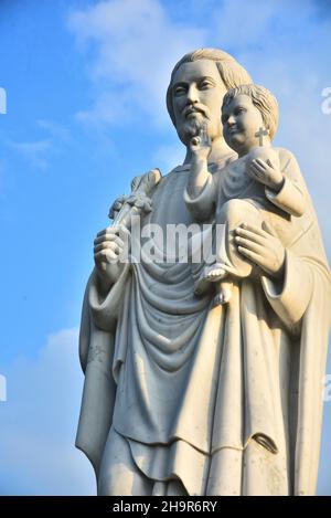 Statue des Säuglings jesus und joseph in der St. philomena Kirche, mysore, indien Stockfoto