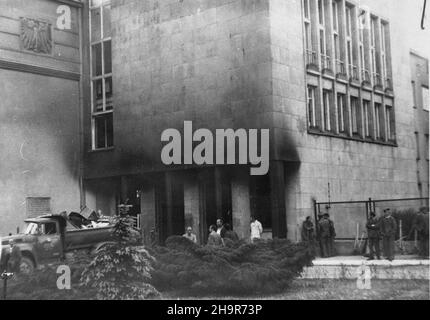 Radom, 1976-06. Czerwiec 1976 - kolejna fala strajków i protestów, które wybuch³y po og³oszeniu przez rz¹d Piotra Jaroszewicza wprowadzenia drastycznych podwy¿ek cen urzêdowych na niektóre artyku³y consumpcyjne. NZ. Zniszczony budynek Komitetu Wojewódzkiego (KW) w Radomiu. Ad PAP/Reprodukcja Dok³adny dzieñ wydarzenia nieustalony. Radom, Juni 1976. Juni 1976 - eine weitere Streikwelle nach den von der Regierung Piotr Jaroszewicz angekündigten Preiserhöhungen für Nahrungsmittel. Bild: Zerstörtes Gebäude des Provinzkomitees. Ad PAP/Reprodukcja Stockfoto