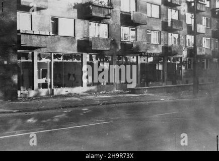 Radom, 1976-06. Czerwiec 1976 - kolejna fala strajków i protestów, które wybuch³y po og³oszeniu przez rz¹d Piotra Jaroszewicza wprowadzenia drastycznych podwy¿ek cen urzêdowych na niektóre artyku³y consumpcyjne. NZ. Zniszczone sklepy. Ad PAP/Reprodukcja Dok³adny dzieñ wydarzenia nieustalony. Radom, Juni 1976. Juni 1976 - eine weitere Streikwelle nach den von der Regierung von Piotr Jaroszewicz angekündigten Preiserhöhungen für Nahrungsmittel. Bild: Zerstörte Geschäfte. Ad PAP/Reprodukcja Stockfoto