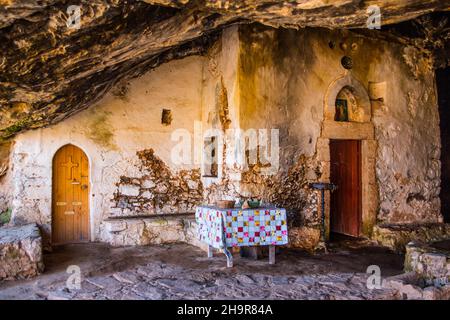 Panagia Arkoudiotisa, Bärenhöhle mit Sintersäulen und kleiner Kapelle, Kreta, Akrotiri-Halbinsel, Kreta, Griechenland Stockfoto