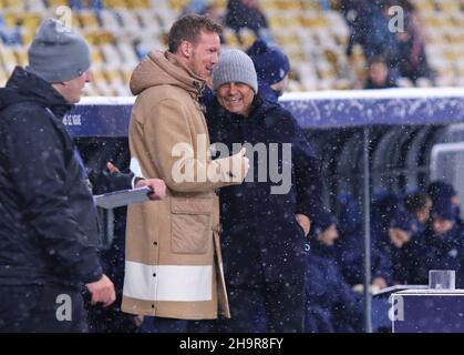 KIEW, UKRAINE - 23. NOVEMBER 2021: Cheftrainer Julian Nagelsmann (Bayern München) und Mircea Lucescu (Dynamo Kiew) während ihres UEFA Champions League-Spiels im NSC Olimpiyskyi-Stadion in Kiew Stockfoto