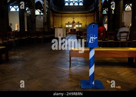 Frankreich, Paris am 2021-12-04. Hydroalkoholischer Gelspender in einer Kirche in Paris. Foto von Martin Bertrand. Frankreich, Paris le 2021-12-04. Verteilen Stockfoto