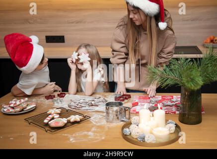 Vorbereitung auf die Weihnachtsfeiertage. Kinder bereiten in der Küche Lebkuchen zu Stockfoto