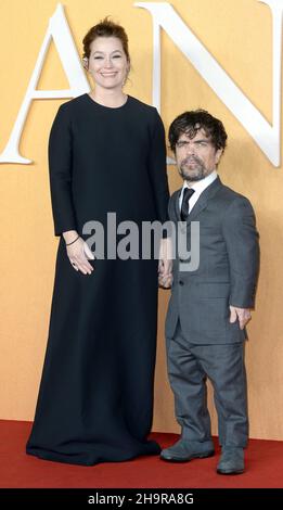 Foto muss gutgeschrieben werden ©Alpha Press 078237 07/12/2021 Erica Schmidt und Peter Dinklage bei der Cyrano-Premiere am Odeon Luxe Leicester Square in London. Stockfoto