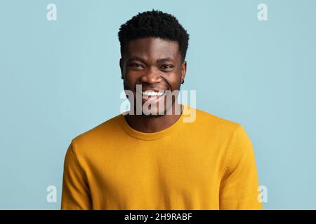 Porträt eines schönen schwarzen Kerl posiert auf blau Stockfoto