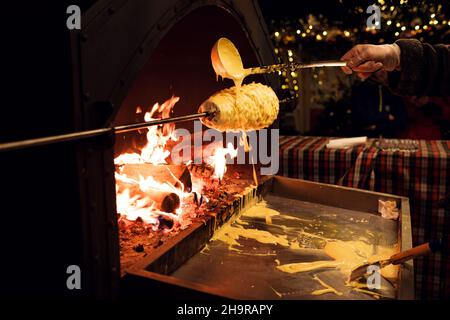 Moskau, Russland, Chakotis ist ein traditioneller litauischer, polnischer und weißrussischer Kuchen in ungewöhnlicher Form aus Eierteig, der auf offenem Feuer gebacken wird. Stockfoto