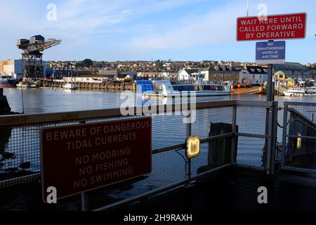 Warnung, Schild, schwimmend, Brücke, Cowes, Insel Wight, England, Großbritannien, Stockfoto
