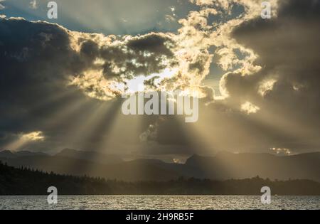 Abends Sonnenstrahlen über dem Lake Windermere im Juni, Sommer, Sommer Stockfoto