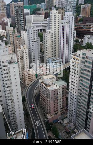 Hochwinkelansicht eines sehr dicht besiedelten Wohnviertels auf Hong Kong Island Stockfoto