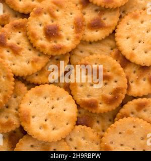 Stapel von würzigen Keksen, knusprigen und knusprigen Crackern, Tee-Zeit-Snack-Hintergrund, Nahaufnahme von oben aufgenommen Stockfoto