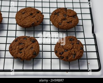 Chocolate Chip Cookies auf Kühlregal mit weißem Hintergrund. Guten Morgen. Stockfoto