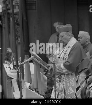 Czêstochowa, 1971-05-03. Msza w klasztorze œw. Wawrzyñca. Paulinów na Jasnej Górze koncebrowana przez arcybiskupa Krakowa Karola Wojty³ê oraz prymasa Stefana Wyszyñskiego (nz.). Ad PAP/Leszek Surowiec Czestochowa, 3. Mai 1971. Die Heilige Messe, die der Erzbischof von Krakau, Karol Wojtyla, und der Primas Stefan Wyszynski (Zentrum), im Kloster St. Laurence auf Jasna Gora, ad PAP/Leszek Surowiec, zelebrieren Stockfoto