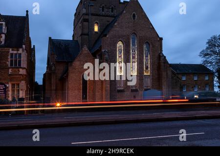 Barackstraße am späten Nachmittag mit Verkehrsbewegungen, die an der katholischen Kathedrale, Northampton, Northamptonshire, England, Großbritannien, vorbeiführen. Stockfoto