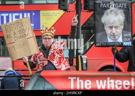 London, Großbritannien. 8th Dez 2021. Die Demonstranten vor dem Parlament in Westminster haben sich heute gegen die Regierung, den Brexit und die Korruption eingesetzt. Kredit: Imageplotter/Alamy Live Nachrichten Stockfoto