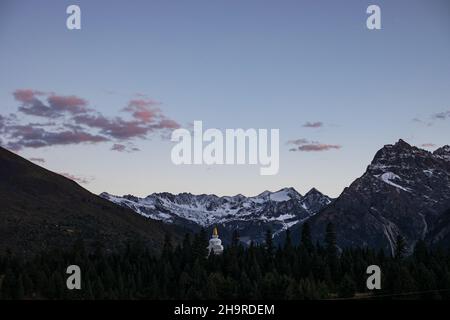 Sonnenuntergang Himmel und wunderschöne Berge mit Schnee bedeckt auf Tibetan Plateau Stockfoto