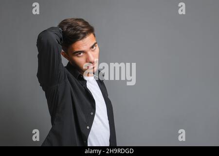 Nahaufnahme Porträt von schönen seriöse Kerl Stockfoto