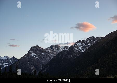 Sonnenuntergang Himmel und wunderschöne Berge mit Schnee bedeckt auf Tibetan Plateau Stockfoto