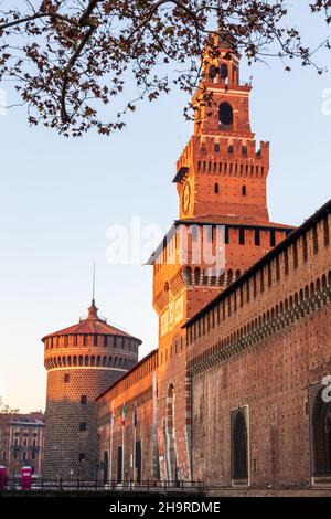 Mailand, Lombardei, Italien: Schloss Sforza (oder Castello Sforzesco) am frühen Morgen an einem sonnigen Tag Stockfoto