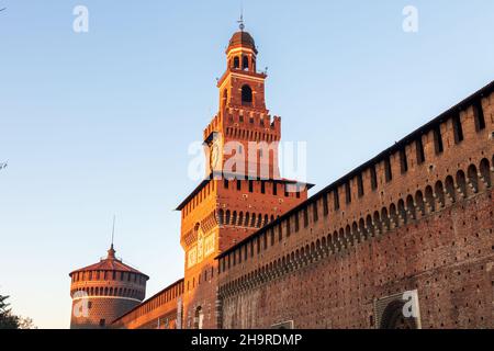 Mailand, Lombardei, Italien: Schloss Sforza (oder Castello Sforzesco) am frühen Morgen an einem sonnigen Tag Stockfoto