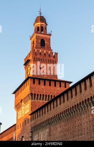 Mailand, Lombardei, Italien: Schloss Sforza (oder Castello Sforzesco) am frühen Morgen an einem sonnigen Tag Stockfoto
