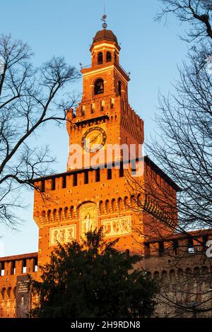 Mailand, Lombardei, Italien: Schloss Sforza (oder Castello Sforzesco) am frühen Morgen an einem sonnigen Tag Stockfoto
