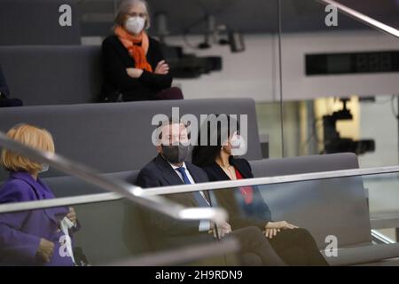 12/08/2021, Berlin, Deutschland, ehemaliger Bundeskanzler Gerhard Schröder in der Besuchergalerie. Olaf Scholz (SPD) wurde zum Bundeskanzler im Bundestag gewählt. Die geheime Wahl der Bundeskanzlerin wird vom Bundestag ohne Aussprache gewählt. Stockfoto