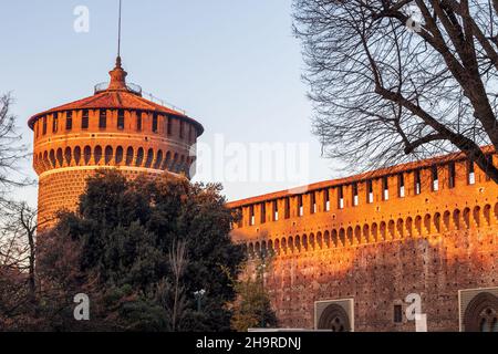 Mailand, Lombardei, Italien: Schloss Sforza (oder Castello Sforzesco) am frühen Morgen an einem sonnigen Tag Stockfoto