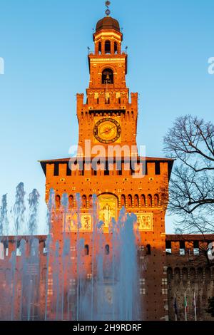 Mailand, Lombardei, Italien: Schloss Sforza (oder Castello Sforzesco) am frühen Morgen an einem sonnigen Tag Stockfoto