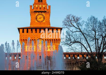 Mailand, Lombardei, Italien: Schloss Sforza (oder Castello Sforzesco) am frühen Morgen an einem sonnigen Tag Stockfoto