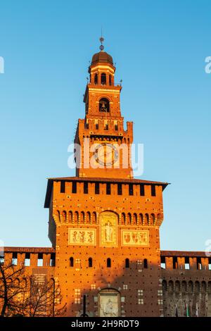 Mailand, Lombardei, Italien: Schloss Sforza (oder Castello Sforzesco) am frühen Morgen an einem sonnigen Tag Stockfoto