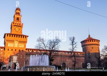 Mailand, Lombardei, Italien: Schloss Sforza (oder Castello Sforzesco) am frühen Morgen an einem sonnigen Tag Stockfoto