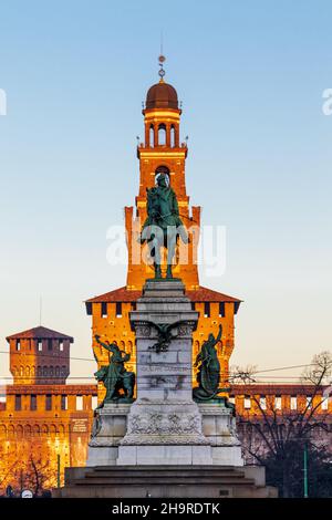 Mailand, Lombardei, Italien: Denkmal für Giuseppe Garibaldi, im Hintergrund das Castello Sforza (oder Castello Sforzesco) Stockfoto