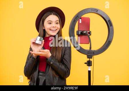 Weblog und vlog. Make-up-Tutorial. Influencer. Happy teen Mädchen verwenden Selfie geführt. Stockfoto