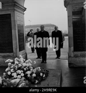 Warszawa, 1970-12-07. 6. Grodnia Willy Brandt, kanclerz Niemieckiej Republiki Federalnej (NRF) przyby³ do Warszawy z trzydniow¹ wizyt¹. Jej g³ównym punktem by³o podpisanie 7. Grudnia uk³adu o podstawach normalizacji stosunków miêdzy Niemieck¹ Republik¹ Federaln¹ (NRF) a Polsk¹ Rzeczpospolit¹ Ludow¹ (PRL). NZ. Kantlerz Willy Brandt w towarzystwie wicekanclerza, ministra spraw zagranicznych Waltera Scheela (2L) sk³ada wieniec w imieniu Niemieckiej Republiki Federalnej (NRF) na p³ycie grobu Nieznanego ¯o³nierza. ³p PAP/Mariusz Szyperko Warschau, 7. Dezember 1970. Am 6. Dezember 1970 Kanzler der Th Stockfoto