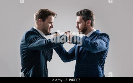 Kampf um Führung. Unzufriedener Streit mit Kollegen. Verhandlungen. Geschäftsleute, die Konflikte haben. Stockfoto