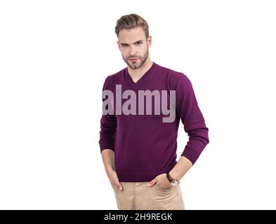 Schöner Kerl tragen violetten Pullover mit lässigen Hosen isoliert auf weiß, attraktiv Stockfoto