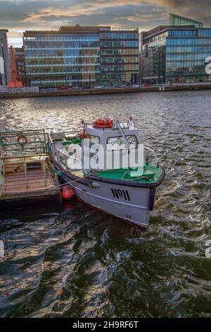 Liffey Ferry No. 11, Lehrplattform für Meereskenntnisse, am Fluss Liffey, Spaziergang entlang des Flusses Liffey in Pandemium, Spencer Dock, Dublin Stockfoto