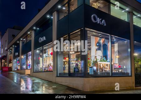 OKA, Luxusmöbel und Hausgeschäft im Tunsgate Quarter, Stadtzentrum von Guildford, nachts im Dezember 2021, Surrey, England, Großbritannien Stockfoto