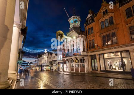 Weihnachtslichter und Weihnachtsdekorationen in der Guildford High Street, Stadtzentrum bei Nacht im Dezember 2021, Surrey, England, Großbritannien, mit der Guildhall und der Uhr Stockfoto