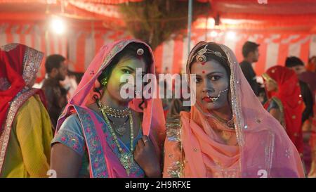 21. November 2021 Reengus, Rajasthan, Indien. Rajasthani Frauen in traditioneller Tracht mit goldenem Schmuck. Stockfoto