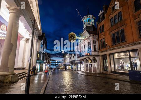 Weihnachtslichter und Weihnachtsdekorationen in der Guildford High Street, Stadtzentrum bei Nacht im Dezember 2021, Surrey, England, Großbritannien, mit der Guildhall und der Uhr Stockfoto